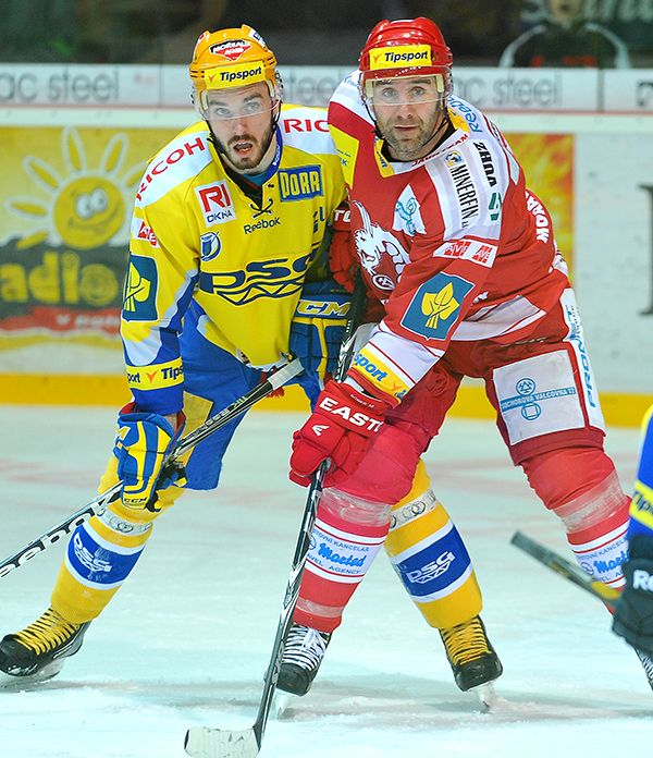 Kapitán Ocelářů Radek Bonk vyhlíží přihrávku od spoluhráčů. | Foto: Marian Ježowicz