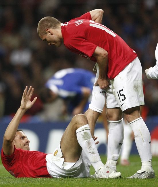 Obránci: Rio Ferdinand (na zemi) (Manchester United) | Foto: Reuters