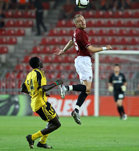 Michal Kadlec (vpravo, AC Sparta Praha) při efektivní přihrávce hlavou. | Foto: Tomáš Adamec, Aktuálně.cz