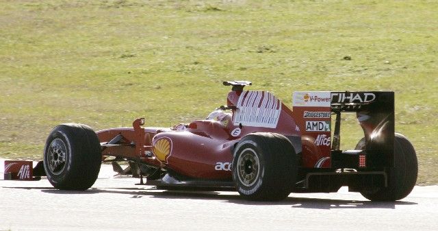 Zezadu připomíná nový vůz Ferrari pro příští sezonu staré časy formule 1. | Foto: Reuters