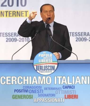 Silvio Berlusconi hovoří ještě před útokem na mítinku vlastní strany v Miláně. | Foto: Reuters