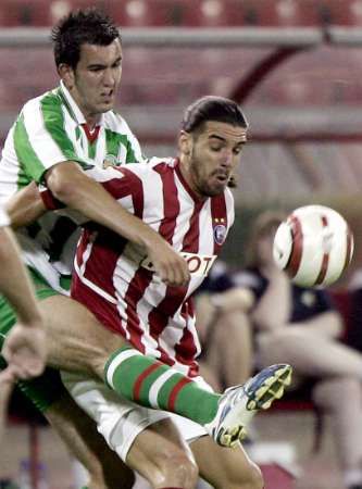 Blagoj Georgijev z Crvené Zvezdy Bělehrad (vpravo) bojuje s hráčem Corku Admirem Softičem. | Foto: Reuters