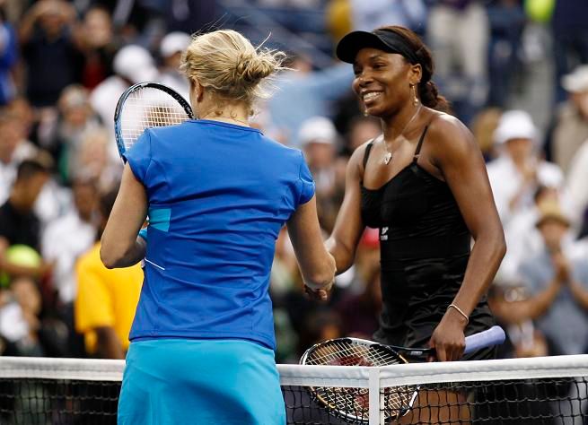 Venus Williamsová gratuluje Kim Clijstersové k postupu | Foto: Reuters