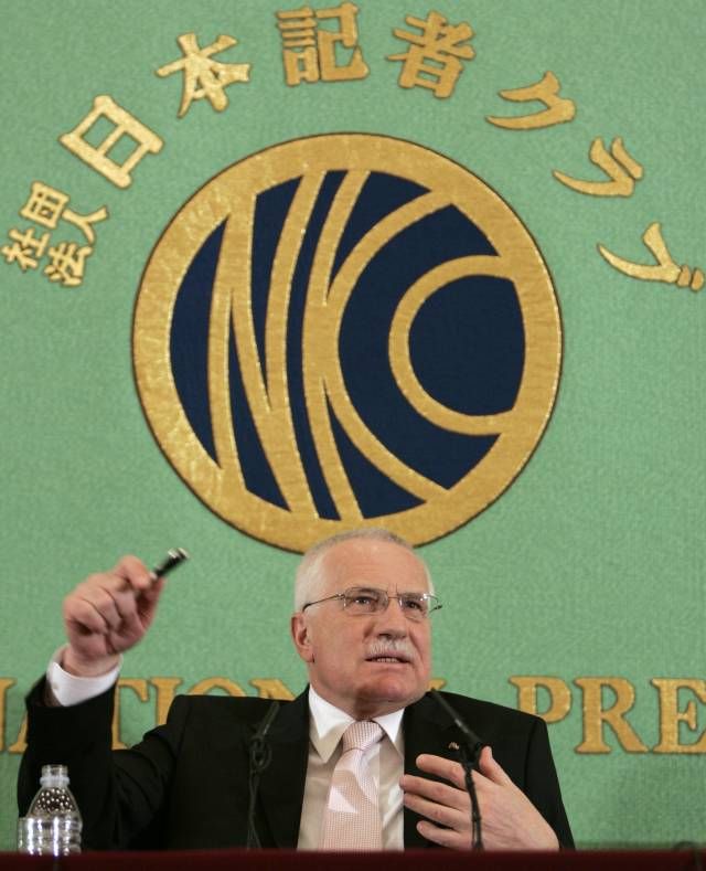 Prezident Václav Klaus je na státní návštěvě Japonska. Na snímku zahajuje podnikatelský seminář v Tokiu. | Foto: Reuters