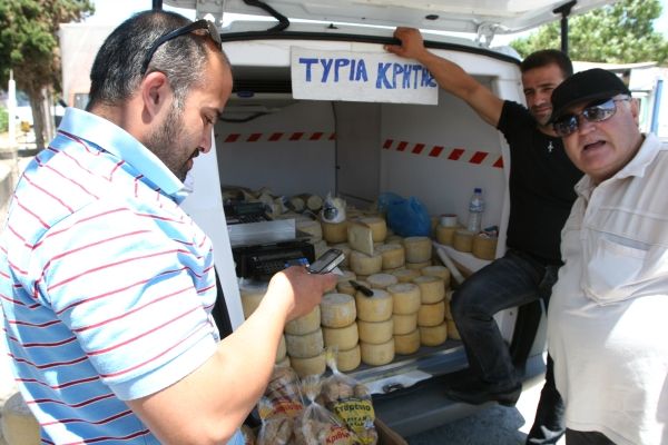 ,,Koupil jsem jabka od zemědělce - kilo za euro dvacet. Přičetl jsem daň 13 %, to je asi 1,45 euro, a prodával za euro sedmdesát. Po čase se ale přestaly prodávat, protože někdo tu začal prodávat jabka jen za euro." | Foto: Karel Toman