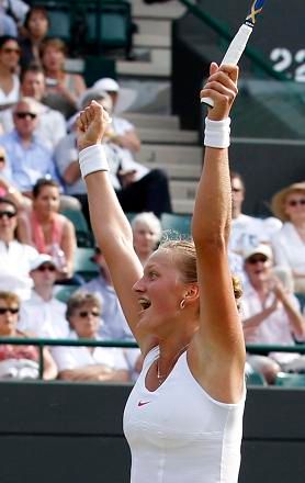 Je konec. Petra Kvitová je v semifinále Wimbledonu | Foto: Sport