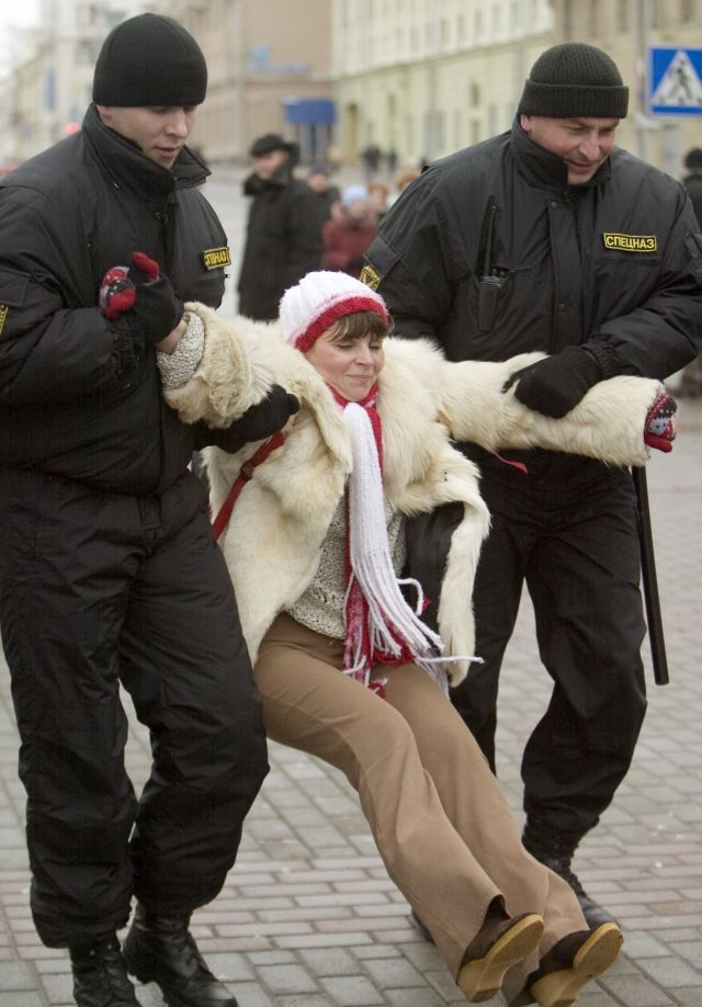 Běloruská policie rozhání opoziční demonstraci v Minsku. | Foto: Reuters