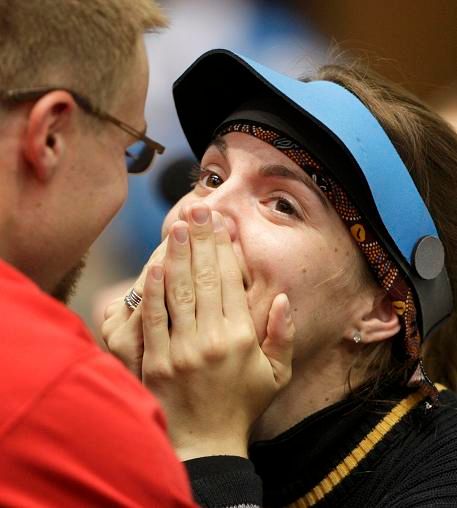 Kateřina Emmons se svým americkým manželem Mattem Emmonsem těsně po skončení závodu | Foto: Reuters