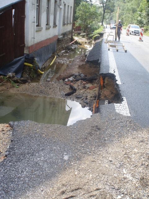 Voda ničila silnice i v Radčicích a Krásné Studánce u Liberce | Foto: foto od čtenářky