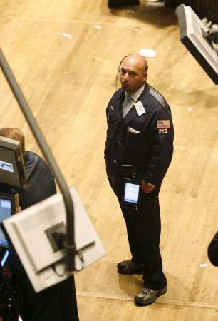 Obchdoník na newyorské burze NYSE jen zklamaně přihlíží na klesající akcie. Včerejší data o rostoucí inflaci totiž zvýšila očekávání růstu úroků a akcie reagovaly silným poklesem. | Foto: Reuters