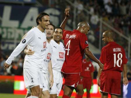 Útočník Tottenhamu Hotspur Dimitar Berbatov příjmá gratulace po vstřelení gólu do sítě Hapoelu Tel Aviv. | Foto: Reuters