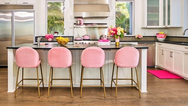 V domě není jiné barvy než růžové. Veškerý nábytek, koberce i talíře jsou v barvě žvýkačky Hubba Bubba. | Foto: Airbnb