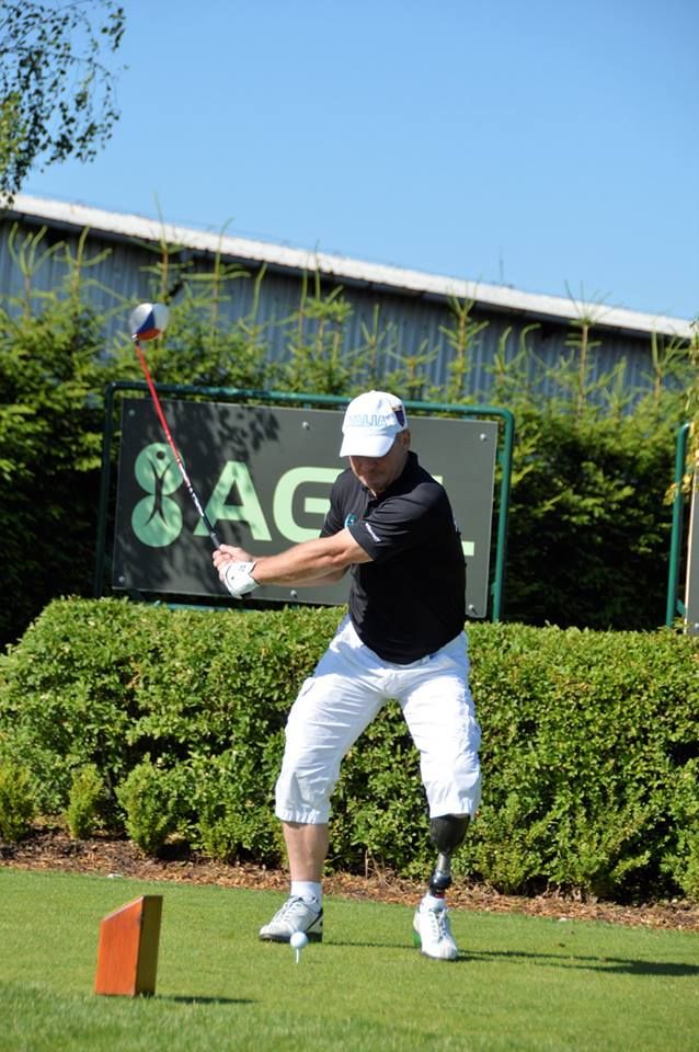 Miroslav Lidinský kombinuje sjezdové lyžování a golf. Kvalifikoval se na zimní paralympijské hry a tento úspěch by rád zopakoval. Jako golfista bude bojovat o letní hry. | Foto: Facebook Miroslava Lidinského