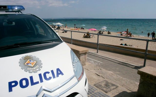 Policejní auto na pláži Portixol. Zde se nacházejí dvě restaurace, ve kterých v neděli vybuchly bomby. | Foto: Reuters