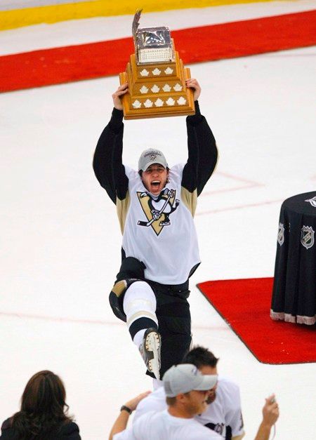 Hvězda Pittsburghu Jevgenij Malkin zvedá povítězství v semifinále play off Conn Smythe Trophy pro nejužitečnějšího hráče play off NHL. | Foto: Václav Rojík