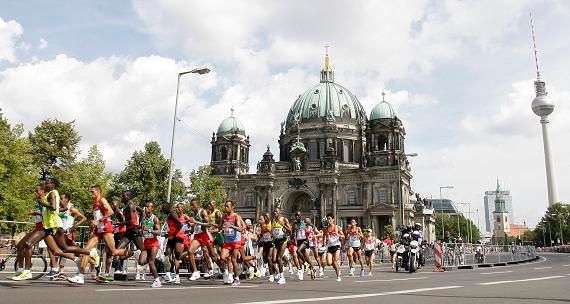 Maratonci v Berlíně | Foto: Reuters