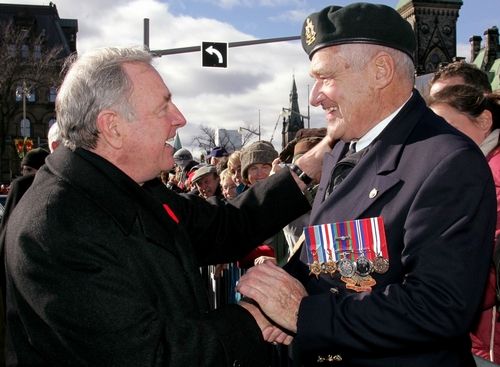 Kanadský premiér Paul Martin zdraví v Ottawě válečného veterána. | Foto: Aktuálně.cz