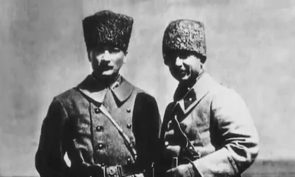 Válečný hrdina generál Mustafa Kemal Atatürk (na snímku vlevo) od roku 1919 velel zbytkům osmanské armády. Navzdory sultánovu přání začal postupně připravovat odpor proti okupantům. | Foto: Youtube.com