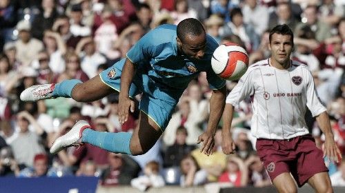 Thierry Henry v dresu Barcelony v přátelském zápase proti Hearts. | Foto: Reuters