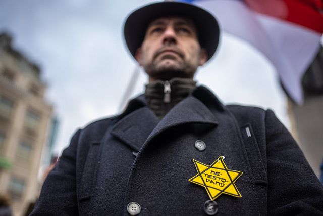 Židovské hvězdy na demonstraci odpůrců očkování v Praze. | Foto: Milan Jaroš, Respekt