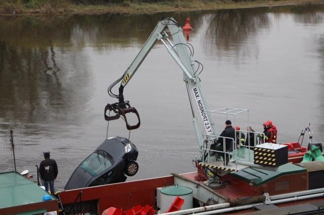 Auto vytažené z Labe v Děčíně. | Foto: HZS Ústeckého kraje