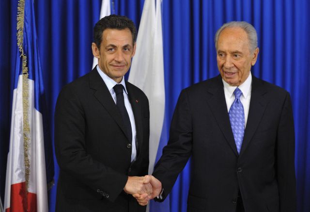 Nicolas Sarkozy s izraelským prezidentem Šimonem Peresem v Jeruzalémě. | Foto: Reuters