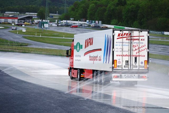 tak i nákladními automobily. Občas se tu dělají i kurzy pro motorkáře. | Foto: Radek Pecák