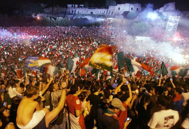 Statisíce lidí slavily v centru antického Říma - podle některých odhadů jich přišlo s fotbalisty zapít titul přes milion. | Foto: Reuters