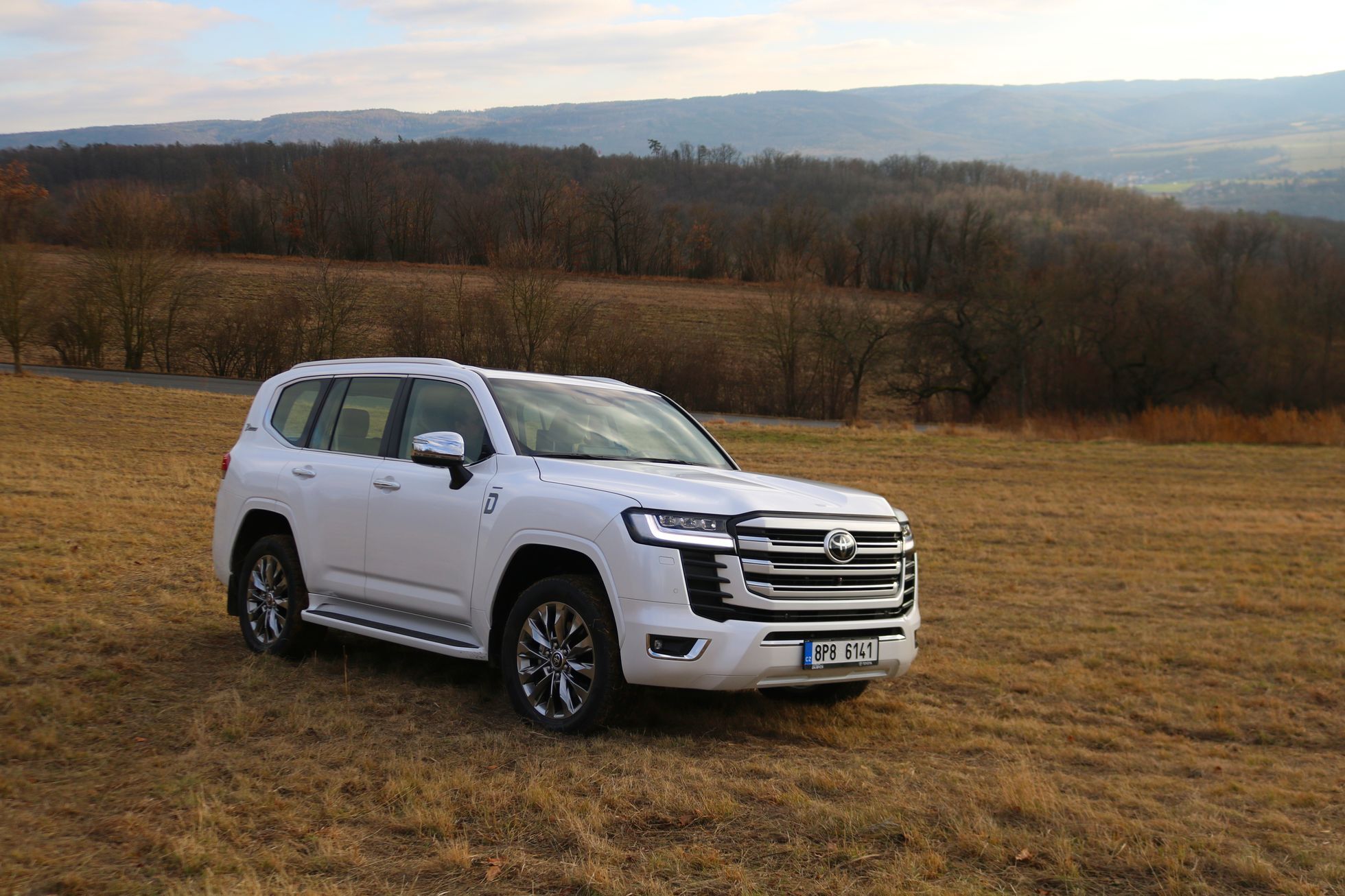 Land Cruiser 300 je civilní verze tanku. Zkratky přes pole má radši než ...