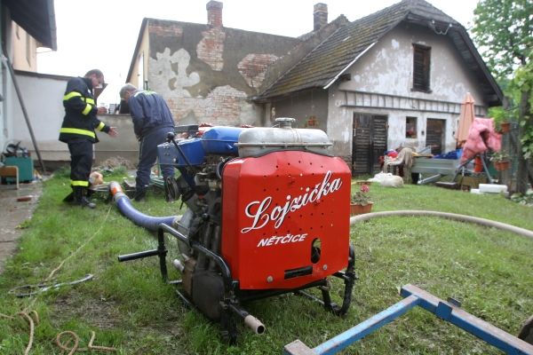 "Za pojištění u Kooperativy platíme pět tisíc ročně. Bylo by sprosté, kdybychom teď nic nedostali, máme všechno zničené," říká majitel tohoto domu.    | Foto: Karel Toman