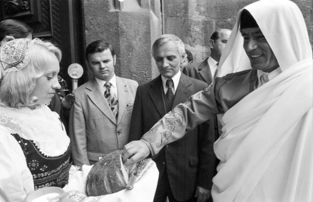 Na tomto snímku je Muammar Kaddáfí opět vřele vítán chlebem a solí. (červen 1978) | Foto: ČTK