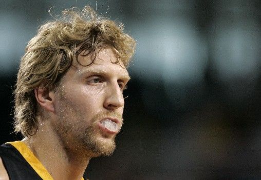 Německý basketbalista Dirk Nowitzki během úvodního zápas evropského šampionátu proti Česku. | Foto: Reuters