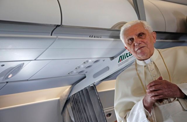 Letadlo Alitalia i s Benediktem XVI. jen za pár minut přistane na pražském letišti. | Foto: Reuters