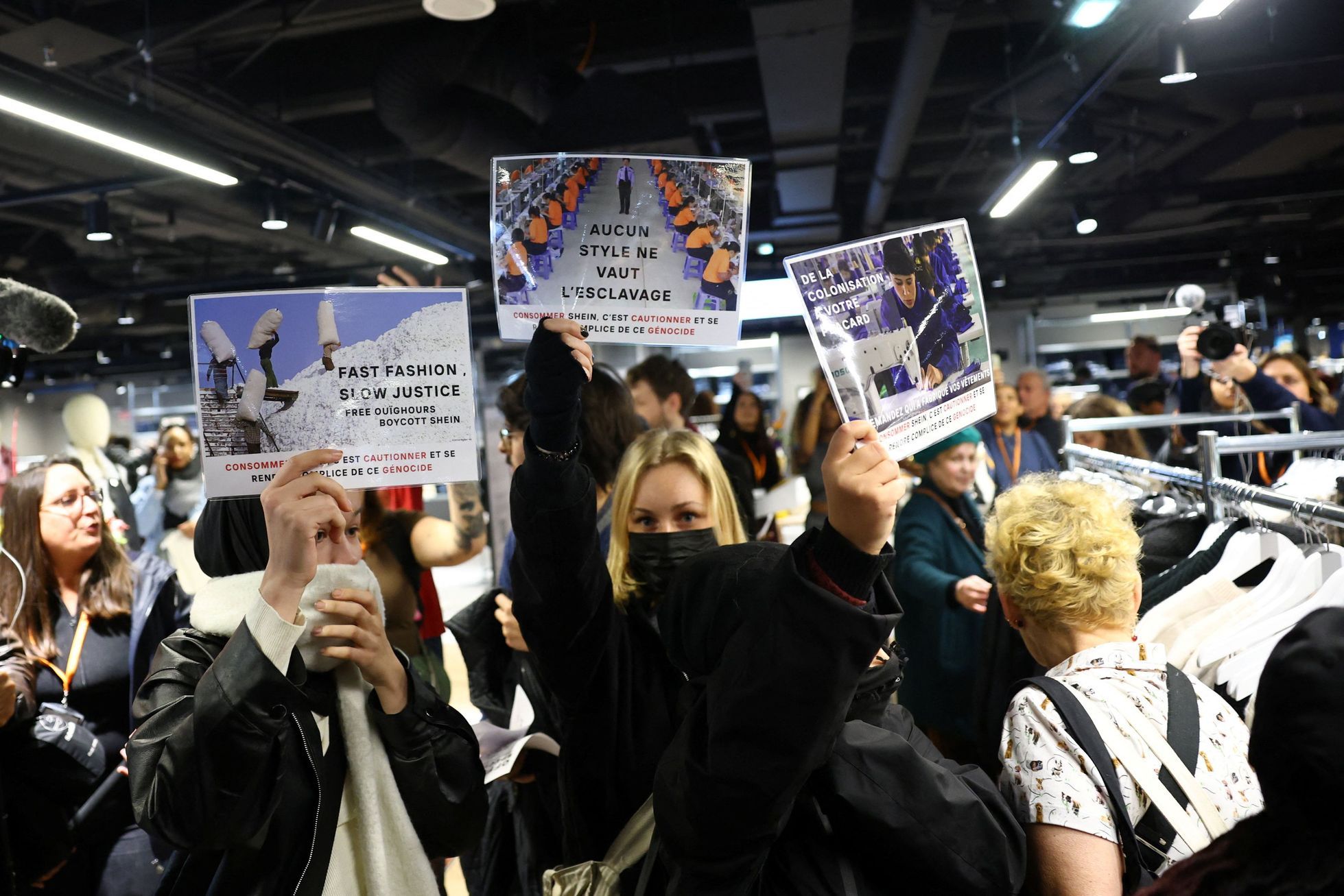 První kamenný obchod Sheinu v Paříži otevřel, zatímco vláda firmě stopla podnikání