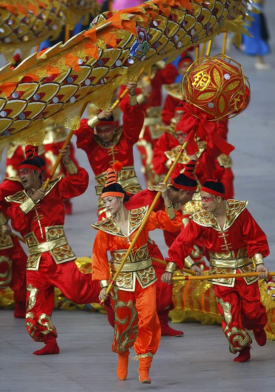 Tanečníci v Ptačím hnízdě krátce před zahajovacím ceremoniálem olympijských her v Pekingu. | Foto: Reuters