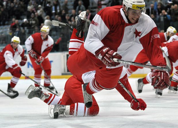 Jiří Doležal a jeho spoluhráči se radují spolu s fanoušky z výhry | Foto: hc-slavia.cz