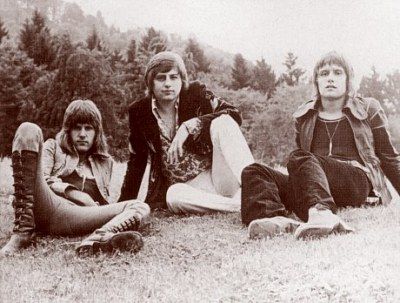 Emerson, Lake a Palmer na snímku z roku 1973. Keith Emerson je první zleva. | Foto: wikimedia