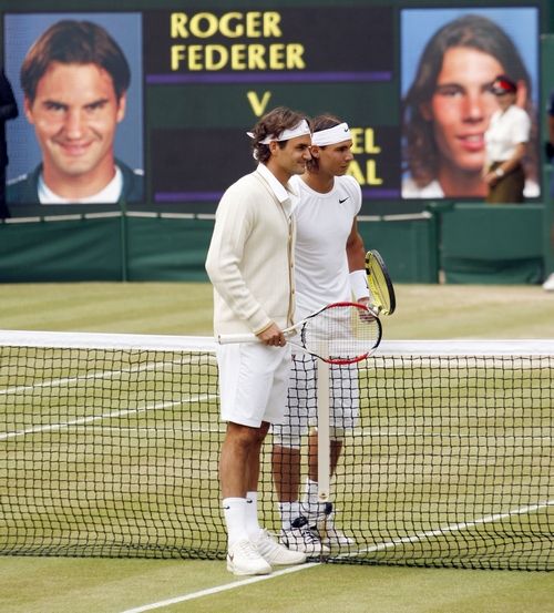 Rafael Nadal a Roger Federer před začátkem wimbledonského finále. | Foto: Reuters