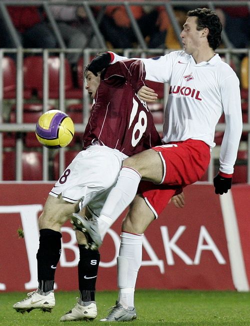 Sparťan Karol Kisel(vlevo) v souboji s hráčem Spartaku Moskva Florinem Soavou. | Foto: Reuters