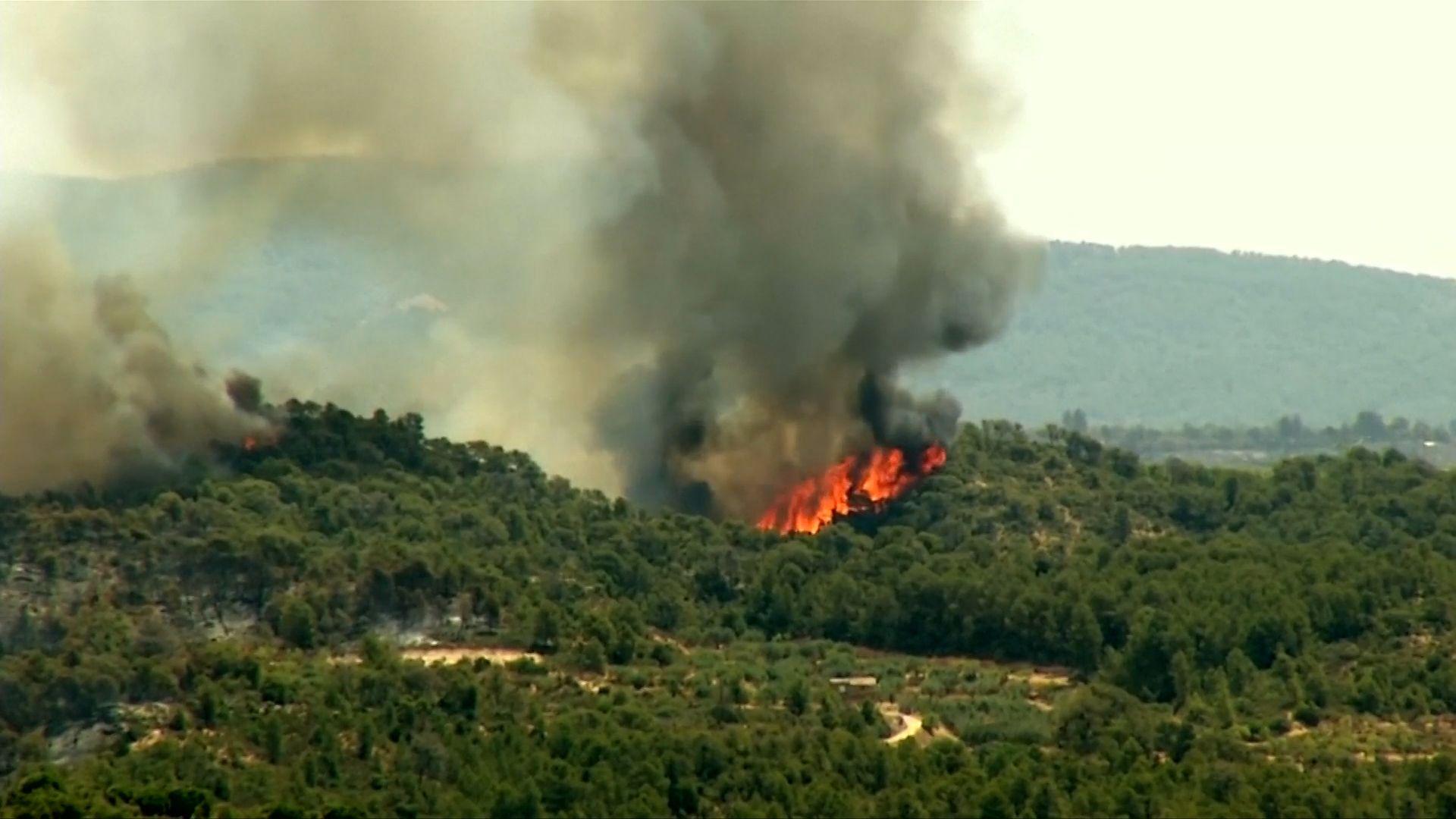Vague de chaleur en Europe.  L’Espagne est en proie à de vastes incendies de forêt, deux personnes meurent en Italie