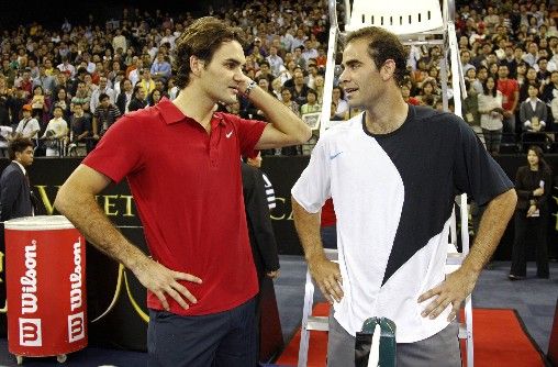 Roger Federer (vlevo) si v průběhu exhibičního zápasu v Macau povídá se svým soupeřem Petem Samprasem. | Foto: Reuters