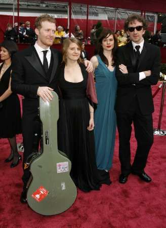 Oscar 2008: Glen Hansard a Markéta Irglová přicházejí na oscarový večer. V pozadí režisér filmu Once John Carney s přítelkyní | Foto: Reuters