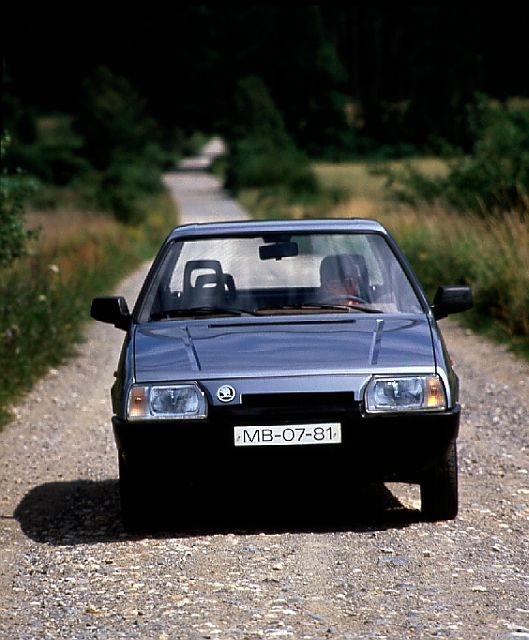 Vůz byl veřejnosti představen 16. září 1987 na 29. Strojírenském veletrhu v Brně. Výroba se ale začala rozbíhat v továrně ve Vrchlabí až v prosinci téhož roku, jenže továrna na karoserie byla dokončena v Mladé Boleslavi až během roku následujícího. | Foto: Škoda Auto