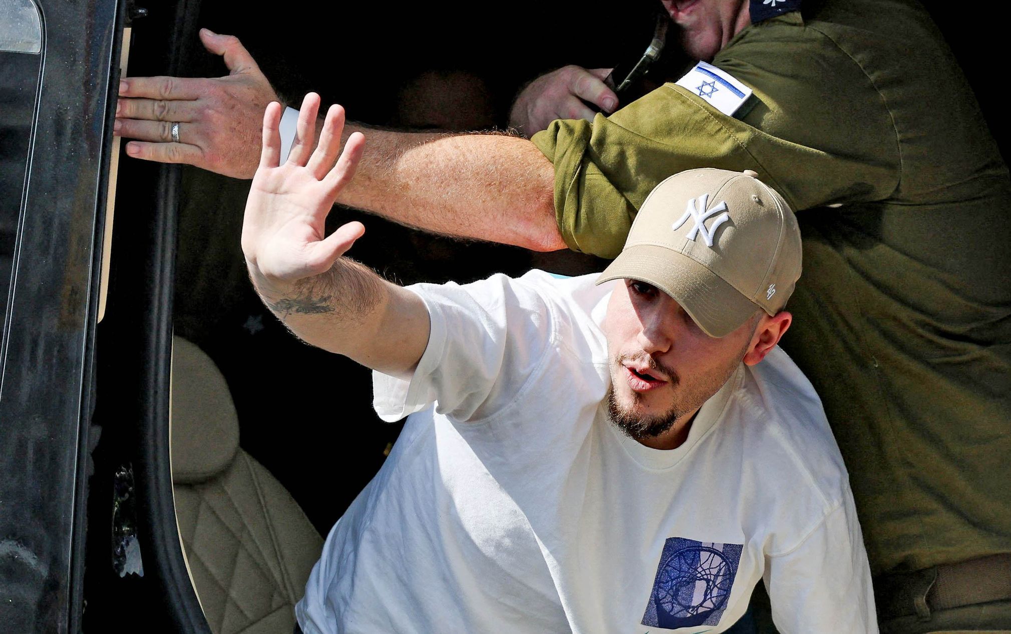 Na svobodě po 738 dnech. Hamás předal všechny živé rukojmí z Gazy