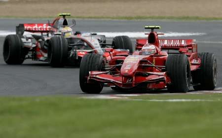 Pilot McLarenu Lewis Hamilton (vlevo) stíhá Ferrari Kimi Raikkönena. | Foto: Reuters