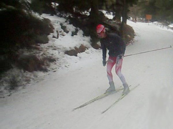 Trať u plesa v den nedělního sdruženářského závodu na 10 km: Vodnatý sníh, úzká stopa na průjezd. | Foto: Zuzana Hronová