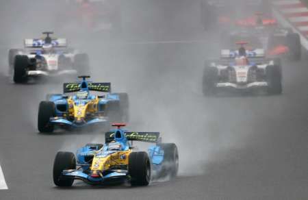 Start velké ceny Číny, v čele oba monoposty Renault. | Foto: Reuters