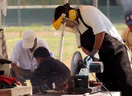 Zneškodňování zbraní odevzdaných rebely ve městě Banda Aceh. | Foto: Reuters