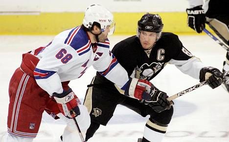 Souboj stáří vs. mládí - Jaromír Jágr a Sidney Crosby | Foto: Reuters