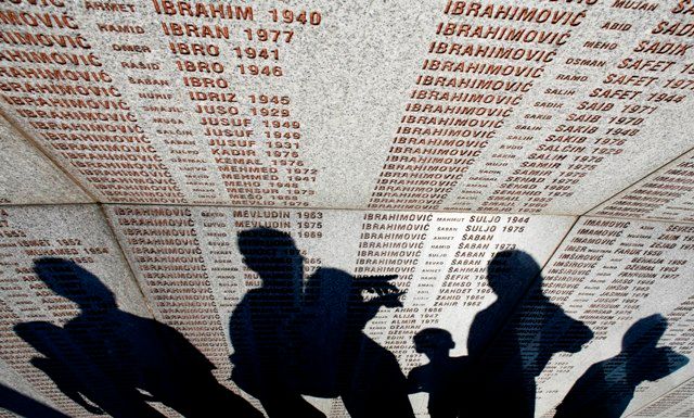 Památník obětí ve Srebrenici. Jsou na něm tisíce jmen | Foto: Reuters